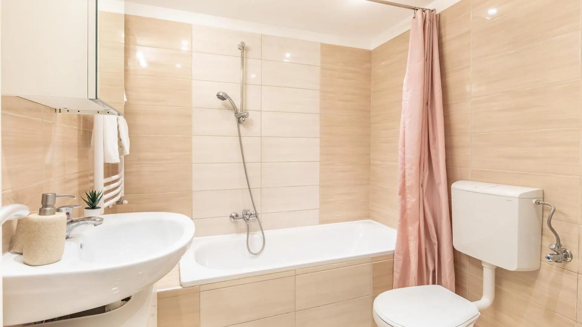 Central And Cute With 3 Rooms And Ac Budapeste
