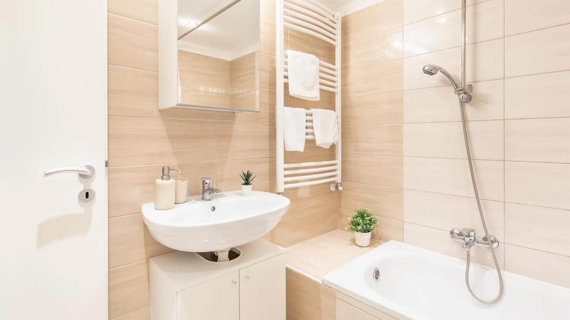Central And Cute With 3 Rooms And Ac Budapest Apartment