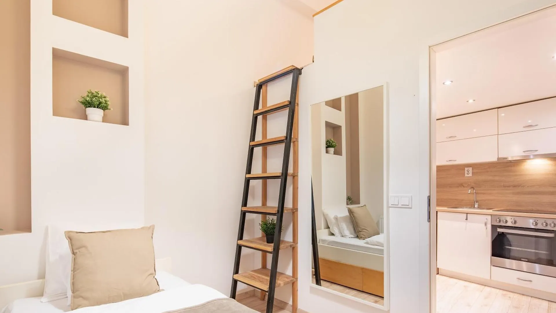 Apartment Central And Cute With 3 Rooms And Ac Budapest Hungary