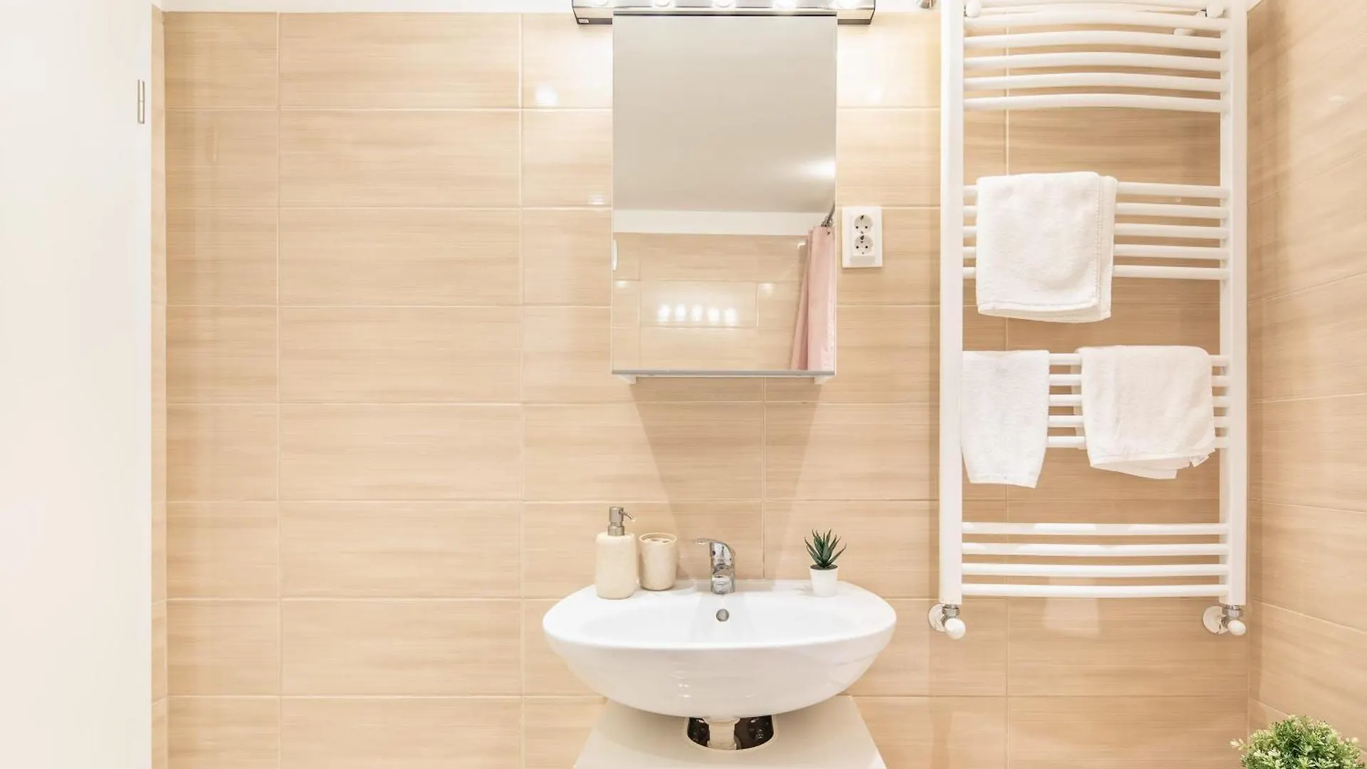 Central And Cute With 3 Rooms And Ac Budapest