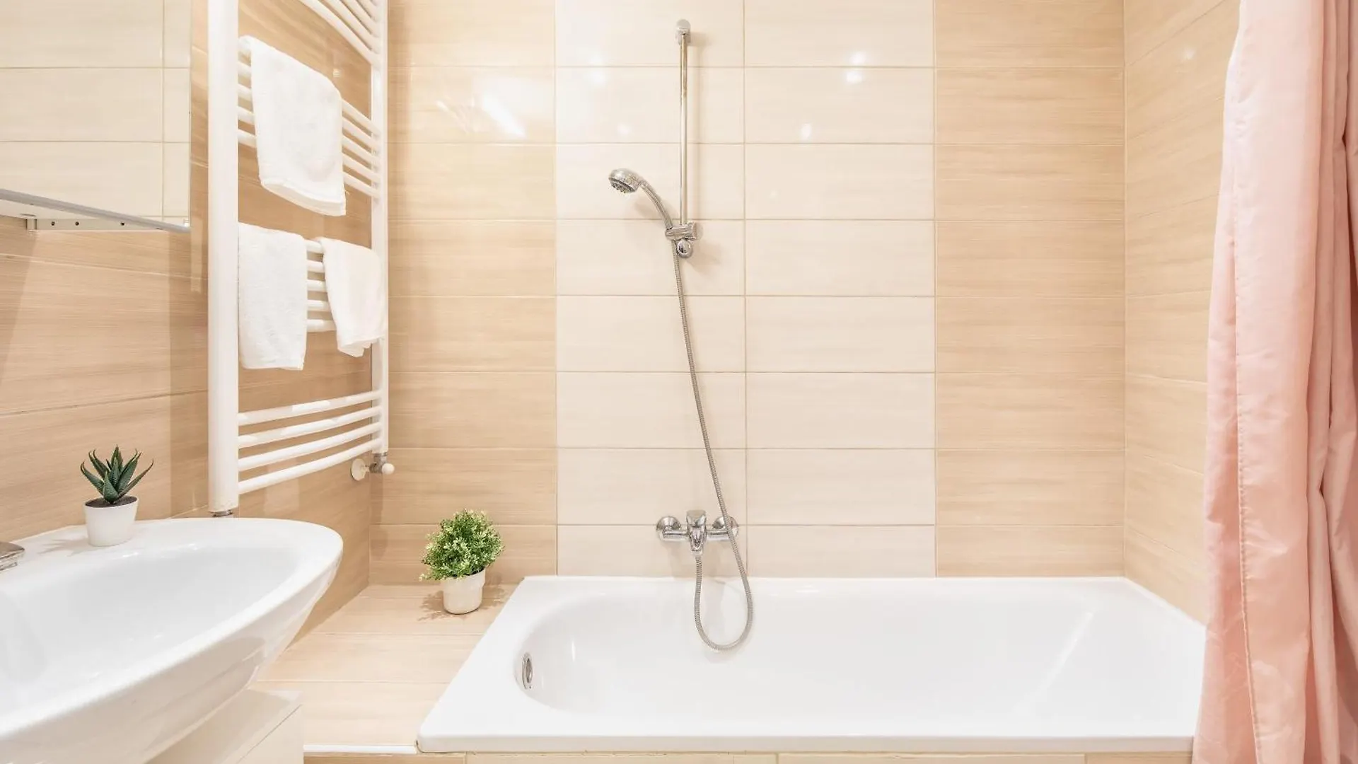 Apartment Central And Cute With 3 Rooms And Ac Budapest