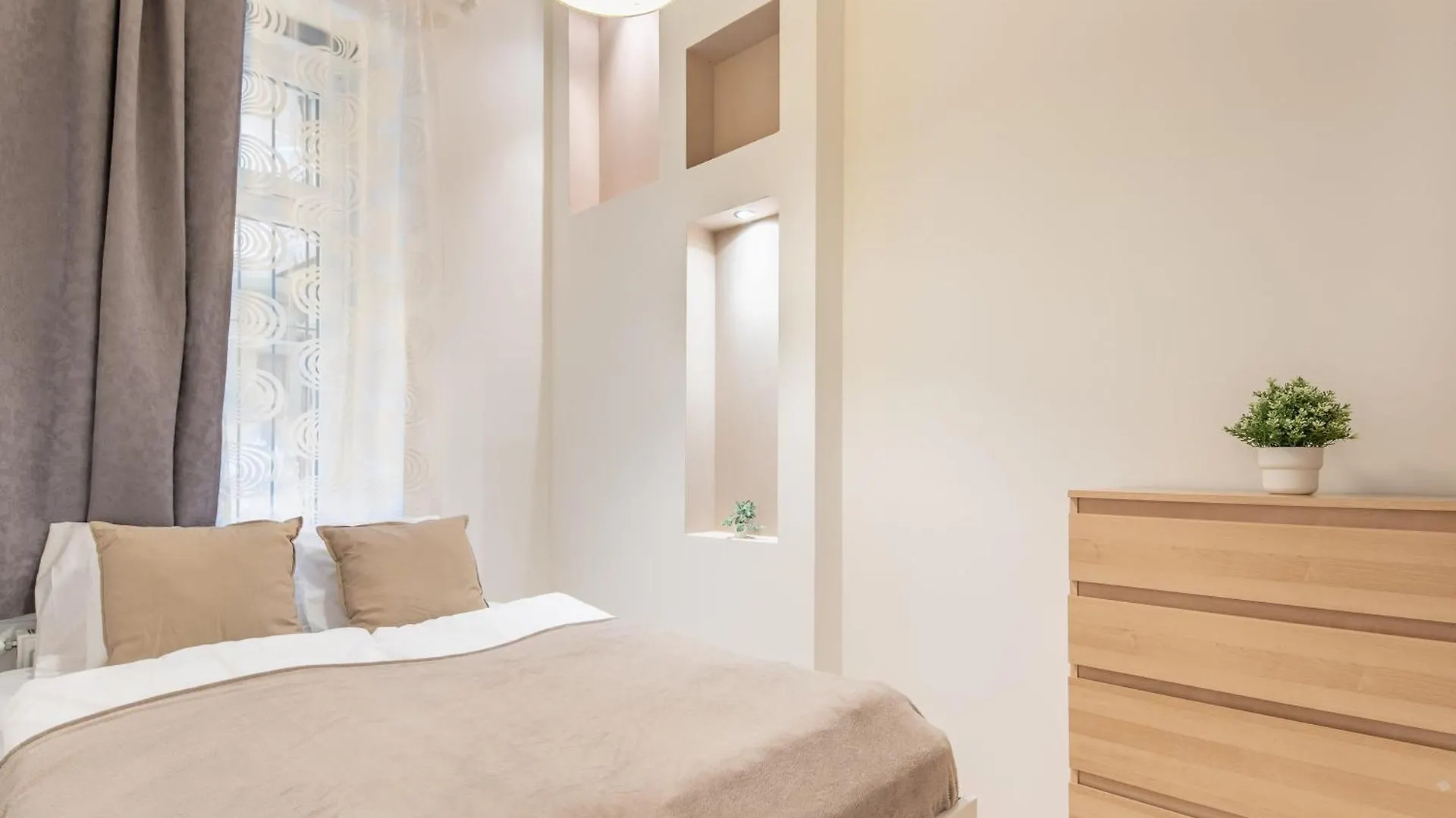 Central And Cute With 3 Rooms And Ac Budapest