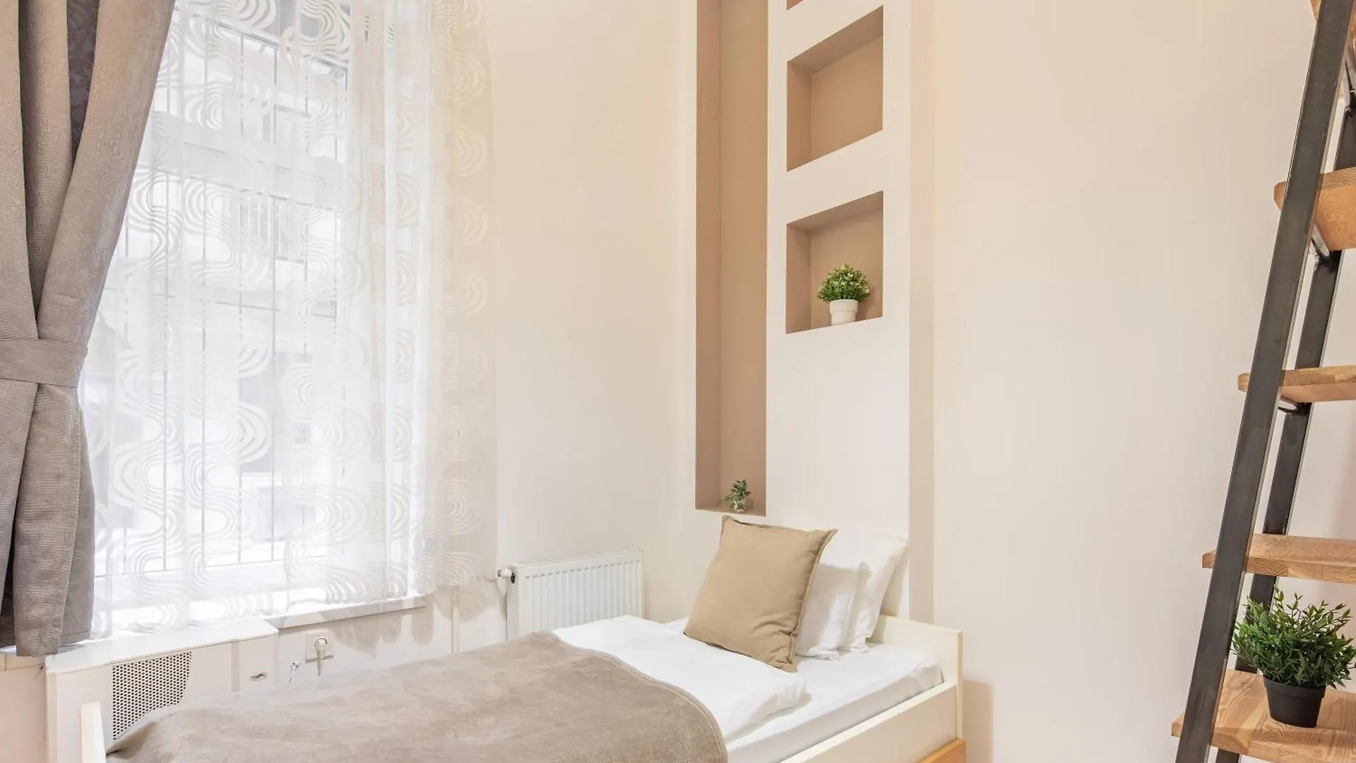 Central And Cute With 3 Rooms And Ac Budapest Apartment